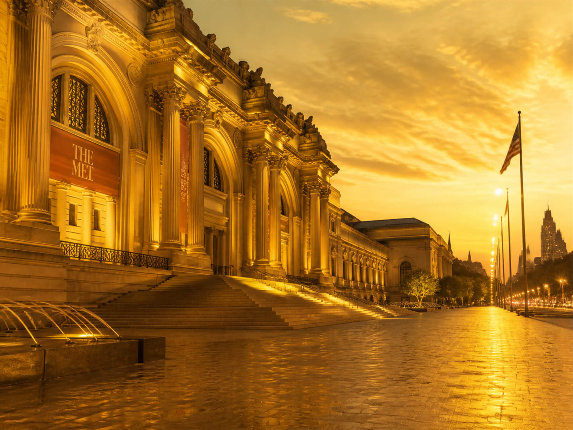 Die Große Halle des Metropolitan Museum of Art in New York mit Besuchern unter den Gewölbedecken