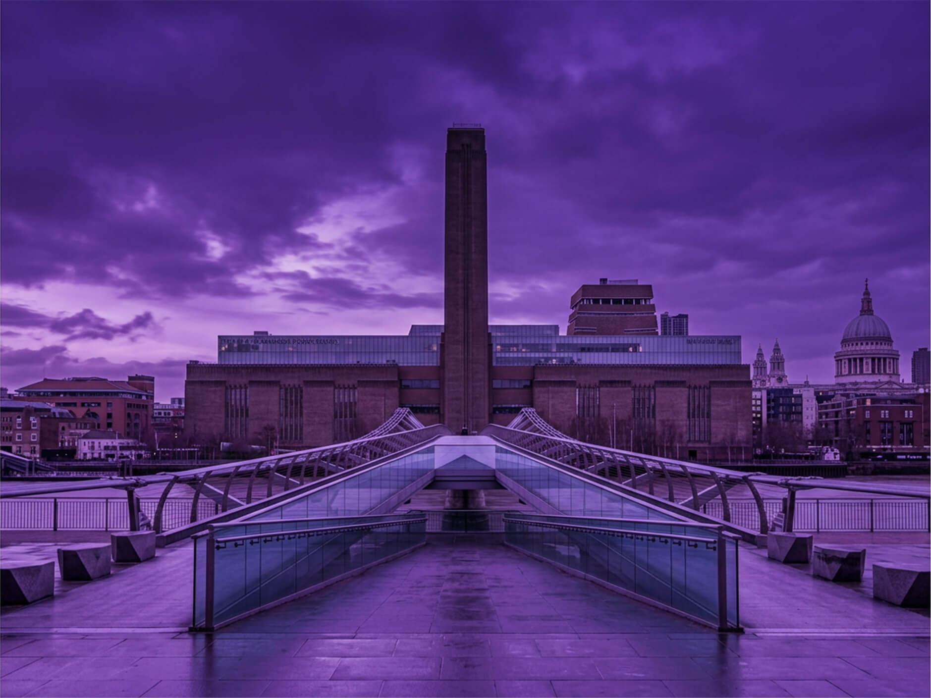 Das Tate Modern am Südufer der Themse in London, das ehemalige Bankside-Kraftwerk mit seinem markanten Schornstein
