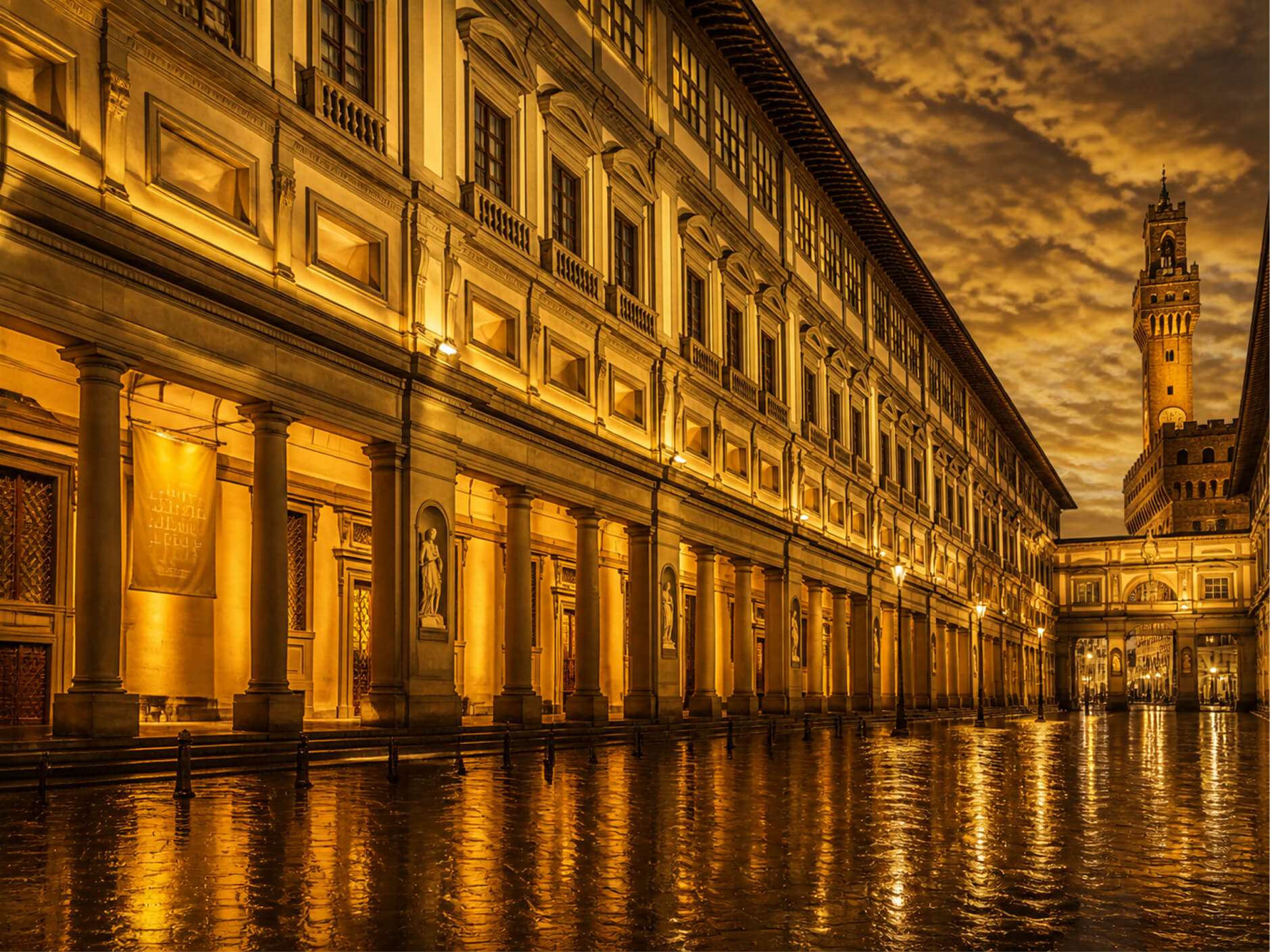 Il cortile della Galleria degli Uffizi a Firenze, con la facciata a U e la torre di Palazzo Vecchio visibile in fondo